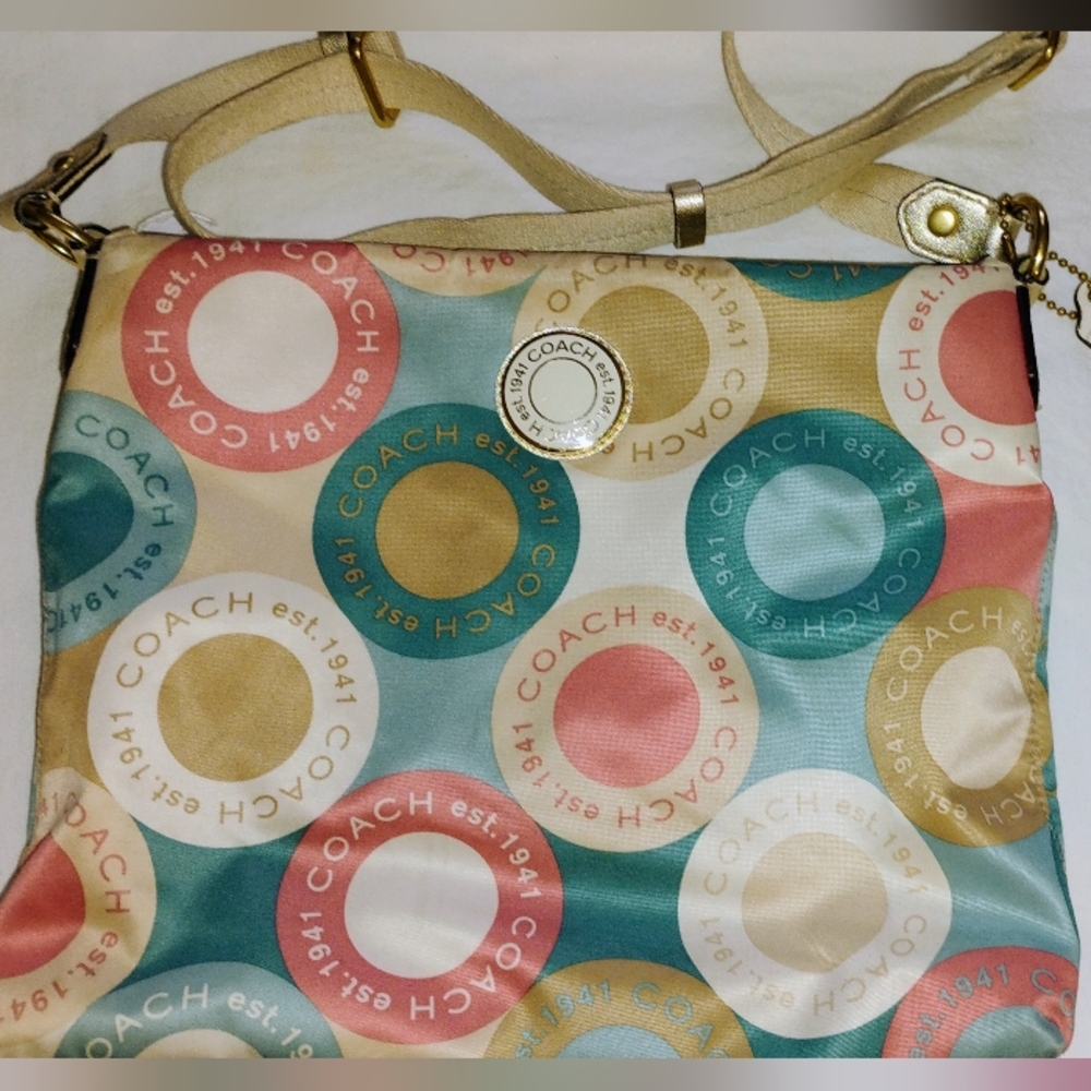 Stylish Purses, Wallets and Wristlets Collection - Picture 3 of 16